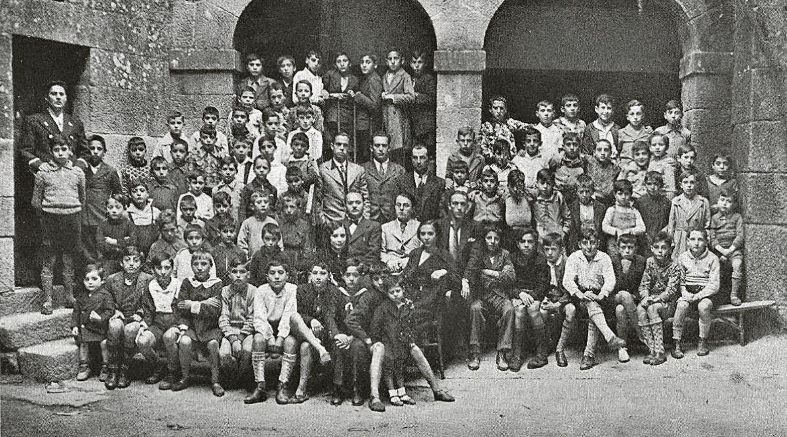 Grupo de alumnos de alumnos y profesores en Ribadavia. Fundación Martínez Vázquez.
