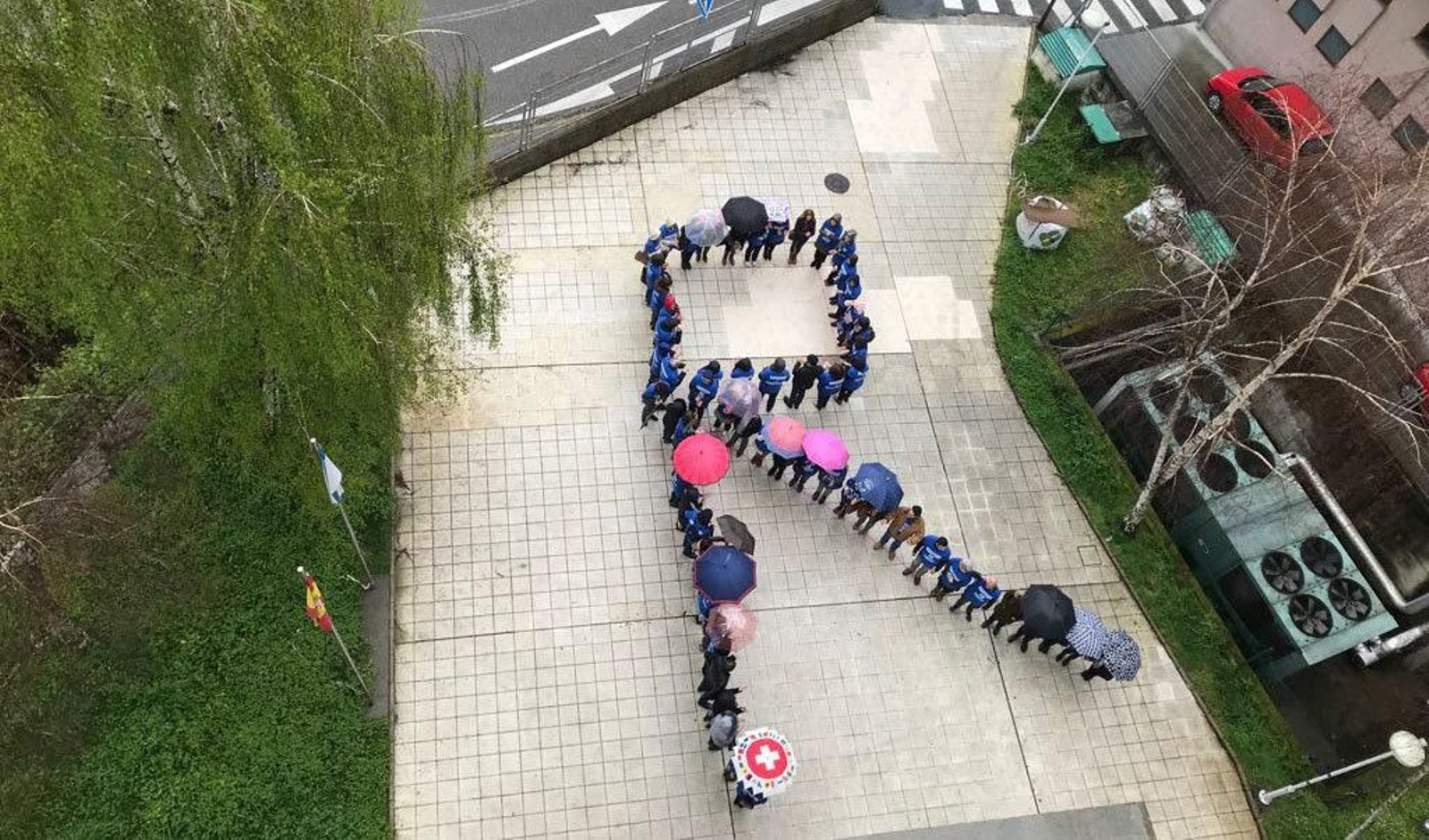 Esta mañana un grupo de huelguistas hicieron una cadena humana representando la R de resistencia