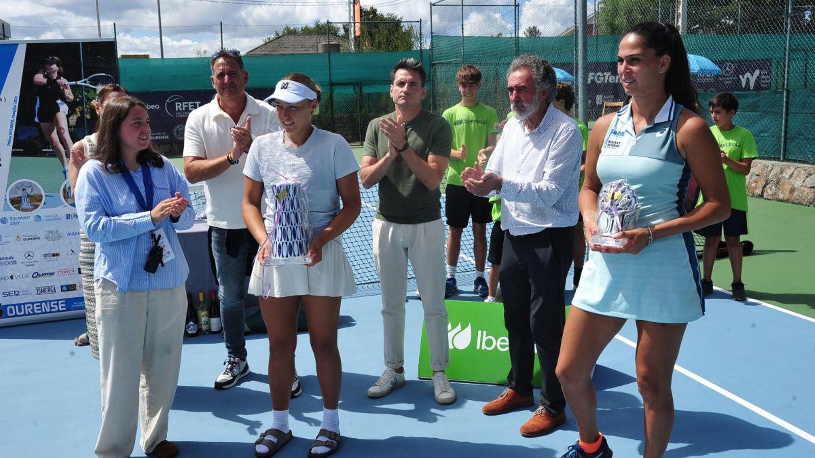 La directora del torneo, Elsa Corral, con las finalistas.