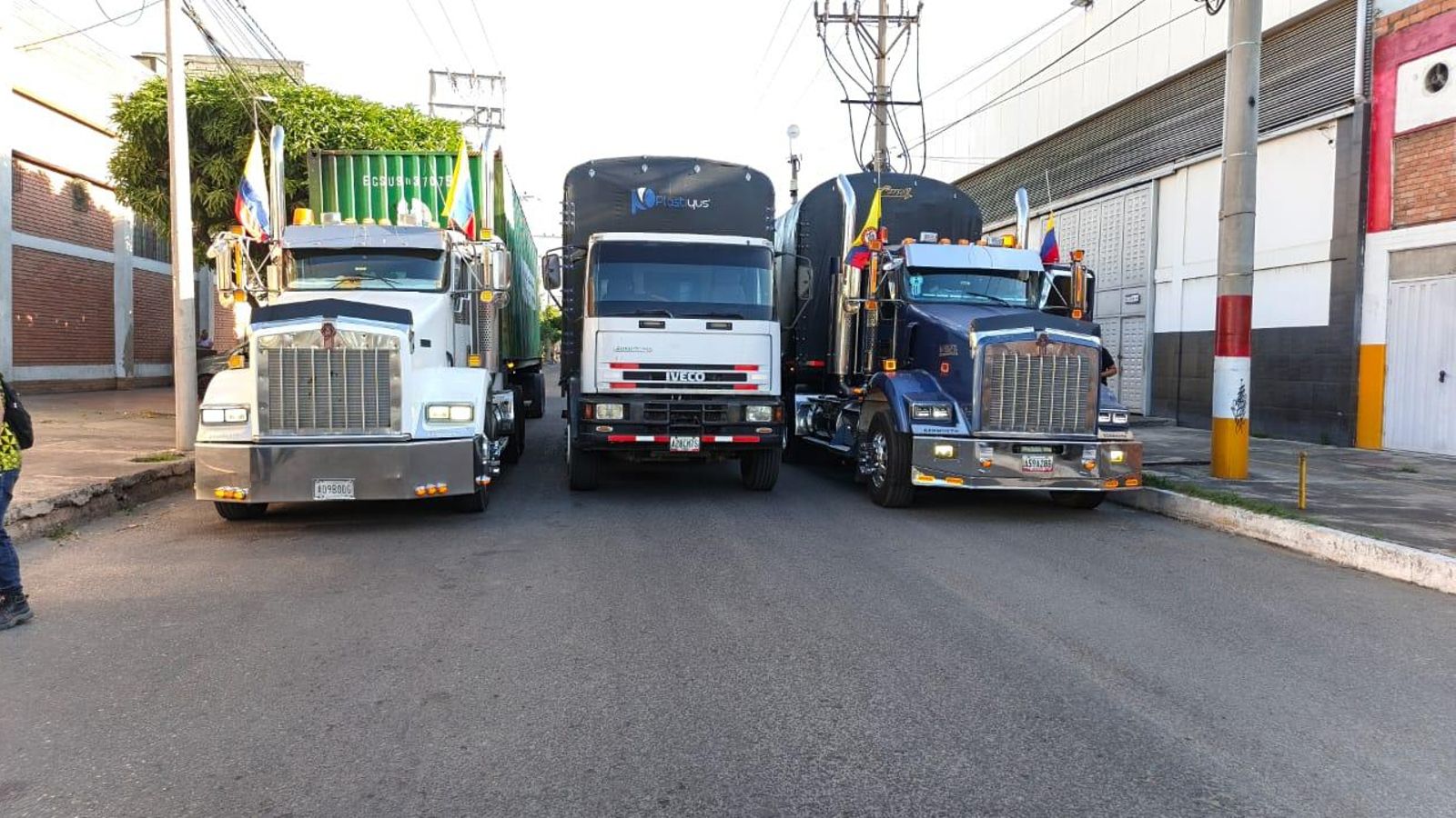 Los tres camiones que salieron ayer desde Cúcuta hasta Caracas con alimentos y comida.