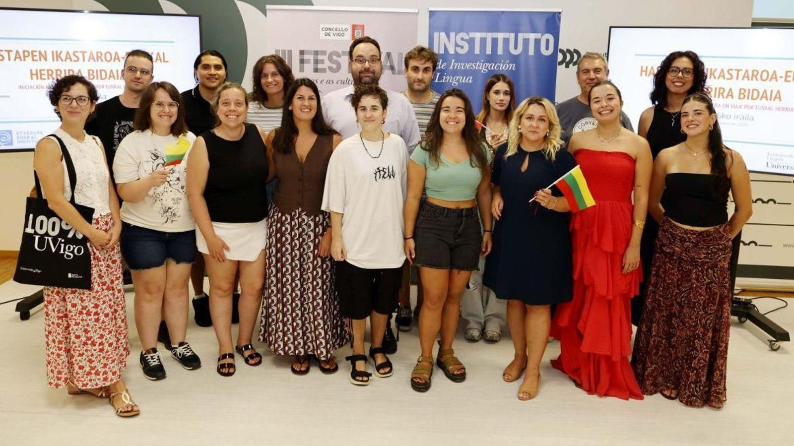 Foto de familia de los alumnos de ambos cursos con las profesoras en la sede de la Diputación.