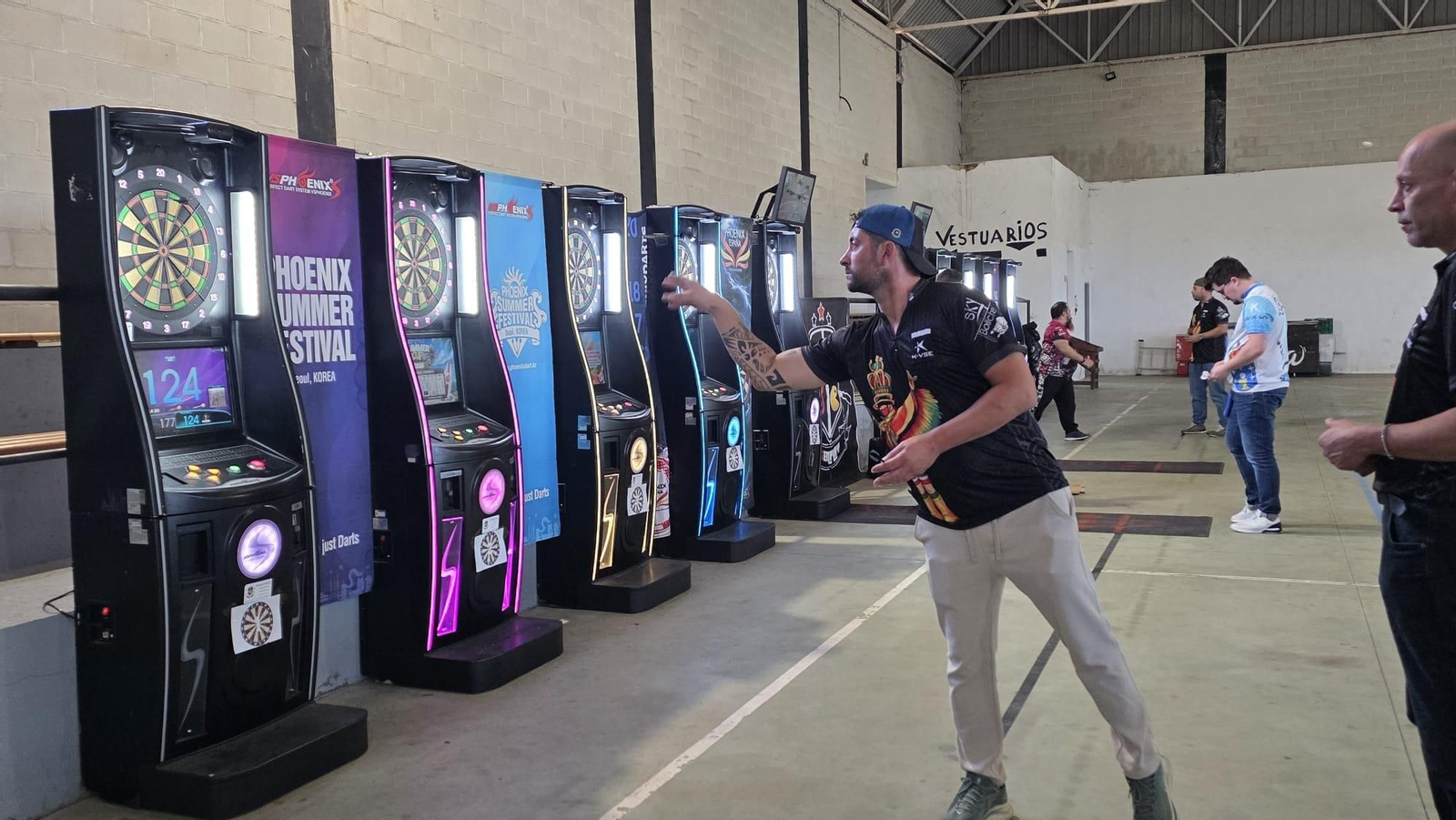 arios momentos de las partidas y del ambiente vivido durante el primer torneo de dardos celebrado en el pabellón municipal de San Xoán de Río
