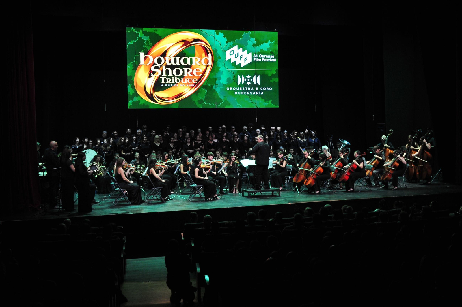 Momento de la actuación de la Orquesta e Coro Ourensanía.