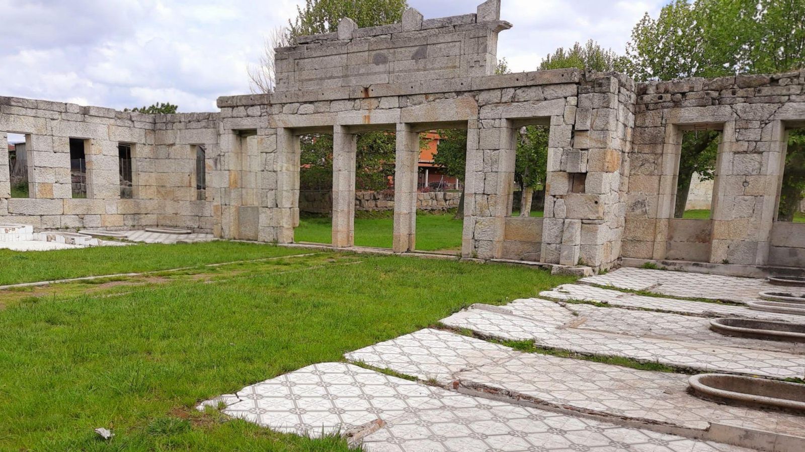 Interior del balneario de Caldeliñas, con las antiguas zonas de baños.