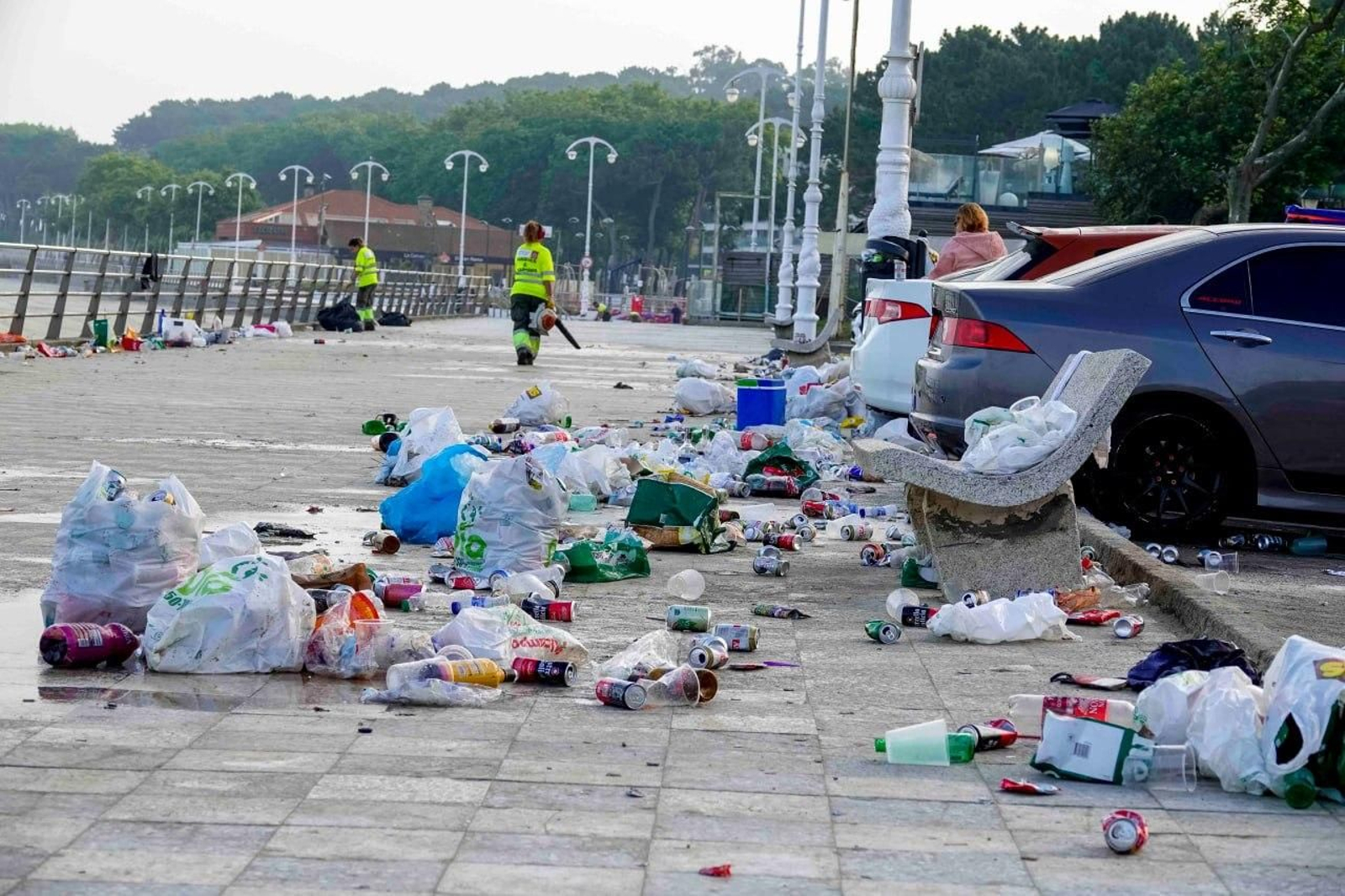 Galería | La resaca de San Xoán 2026 deja toneladas de residuos en Samil y Panxón