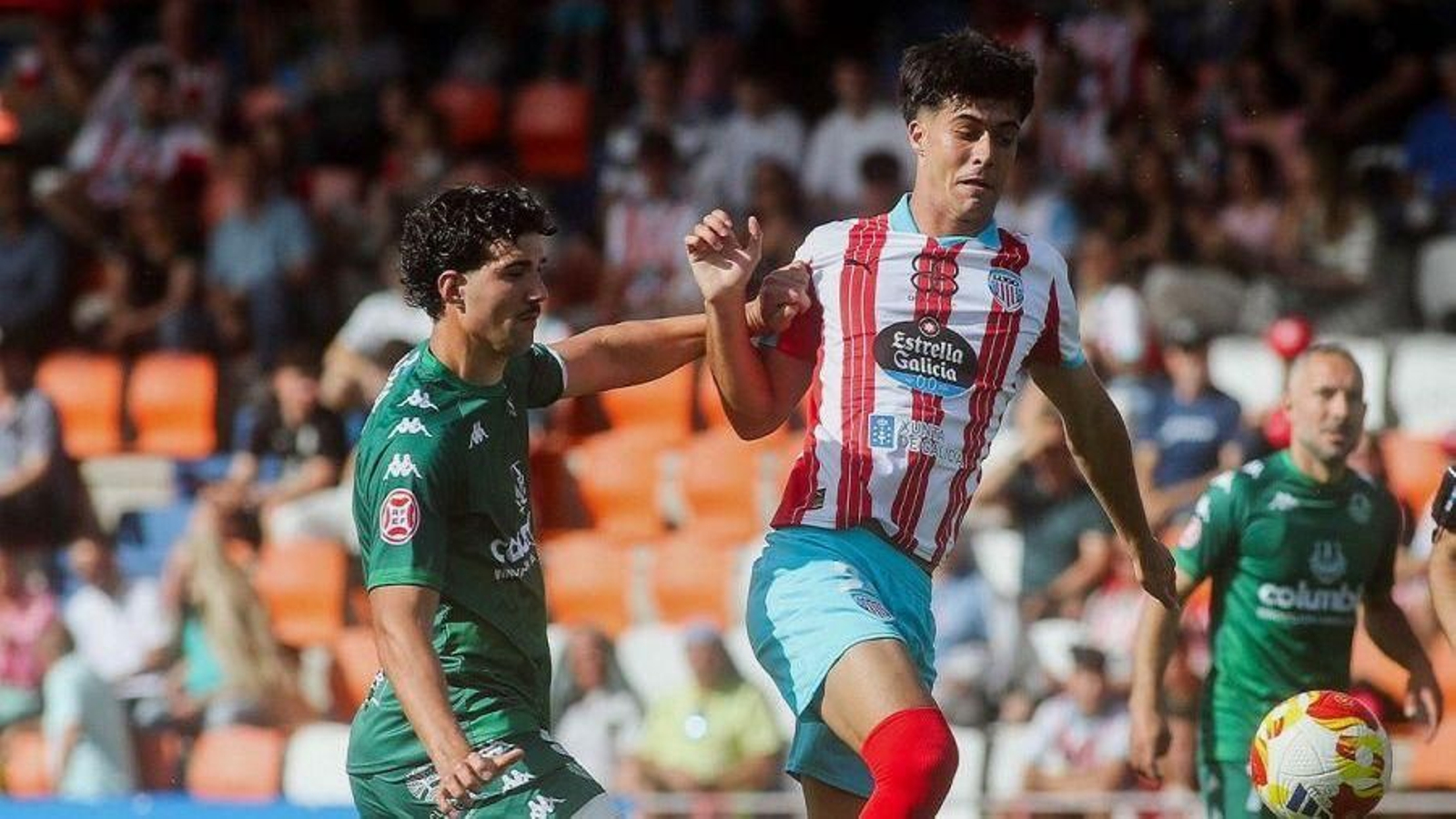 Nacho Ramón y Buide luchan por la pelota en el Anxo Carro.