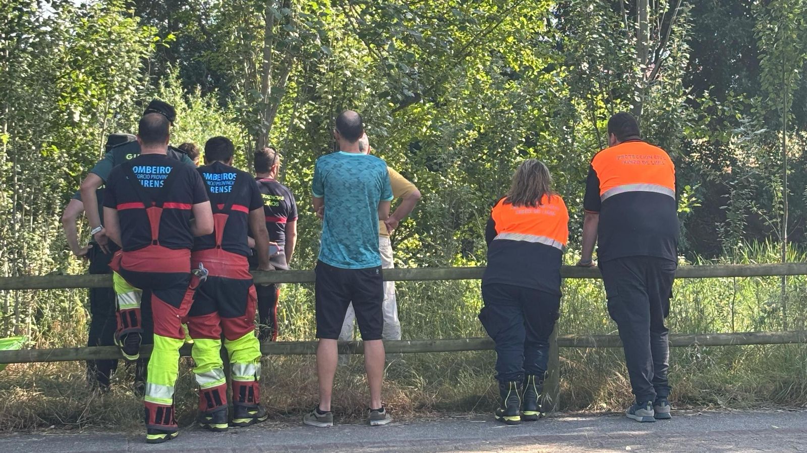 Instantes previos a sacar el cuerpo del fallecido del río Limia.