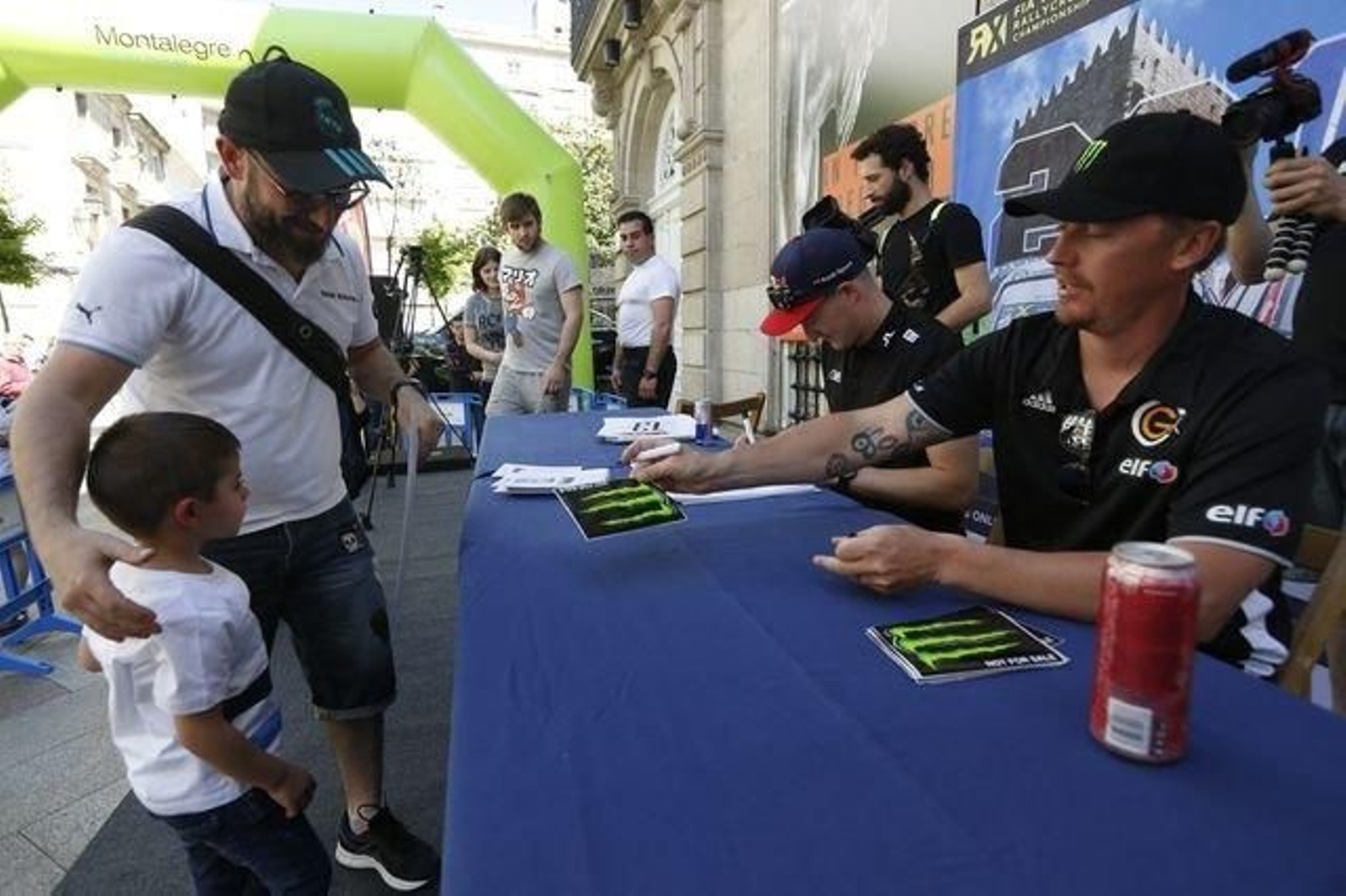Un joven aficionado recoge su firma de manos del francés Guerlain Chicherit.