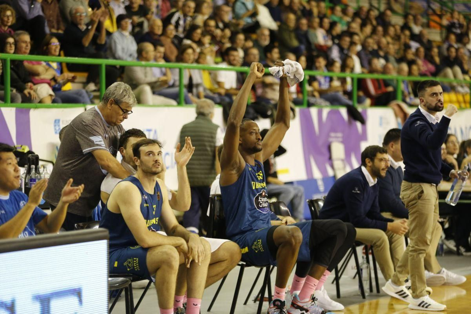 Celebración en el banquillo del COB de una acción ante el Clavijo.