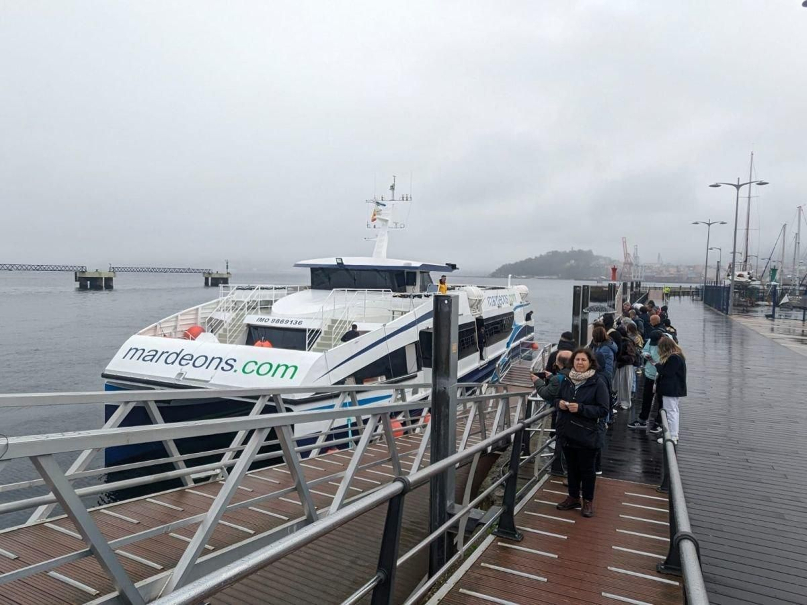 Embarcando hacia las Cíes, ayer por la mañana.