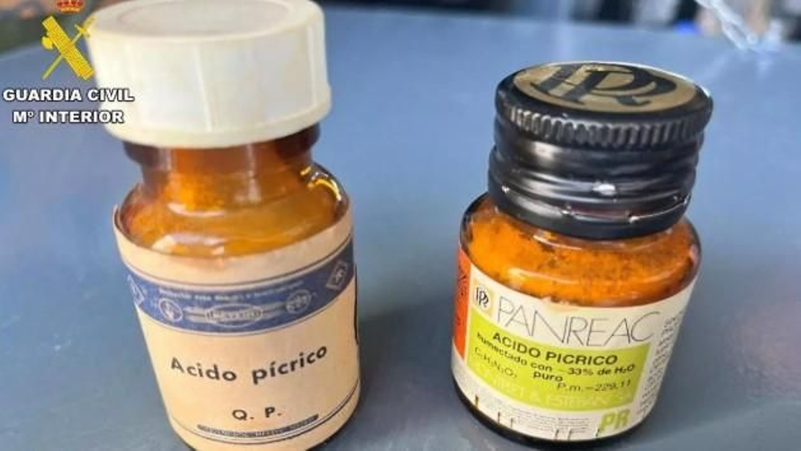 Imagen de archivo de dos botes de ácido pícrico.