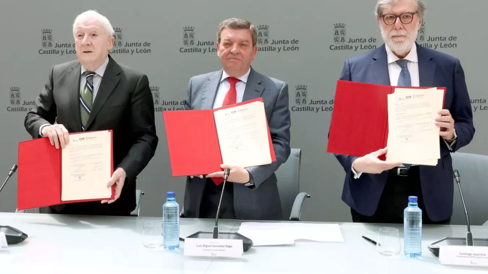 El consejero de la Presidencia, Luis Miguel González Gago, durante la firma de un nuevo convenio de colaboración con los presidentes del Consejo de Cámaras de Comercio de Castilla y León y de la CEOE