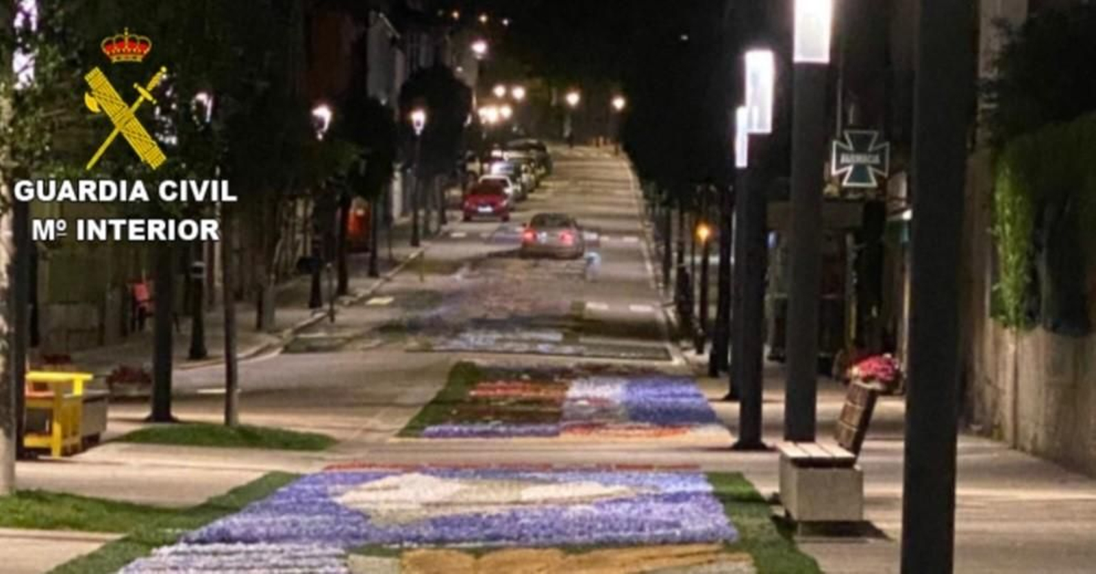 Al fondo, el coche que causó los daños en las alfombras florales de Gondomar. // Guardia Civil