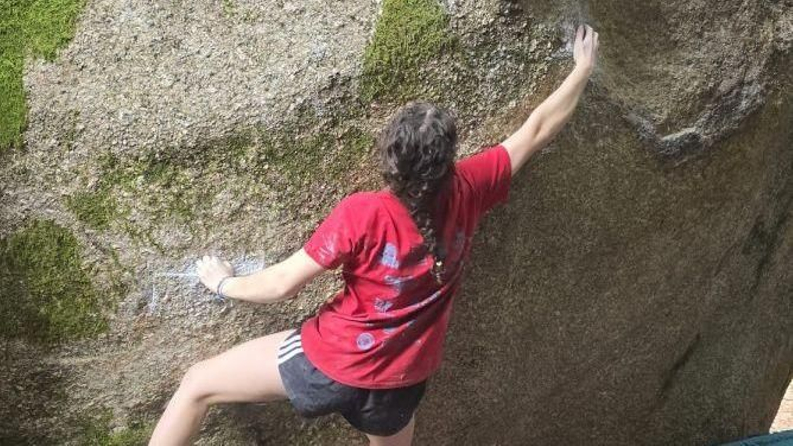 El ponteareán monte da Picaraña reunió a un nutrido número de escaladores y espectadores en una jornada mucho más fresca con respecto al calor de esta semana.