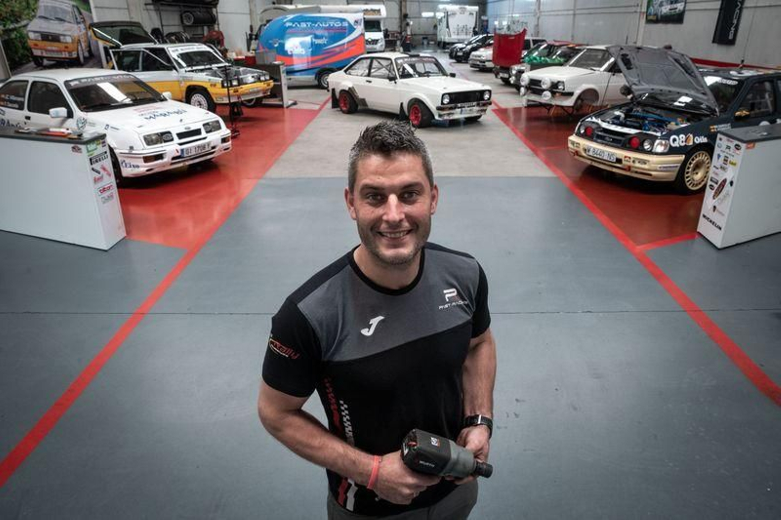 Javier López, en las instalaciones situadas en el polígono de San Cibrao en el que prepara y construye vehículos de competición (ÓSCAR PINAL).