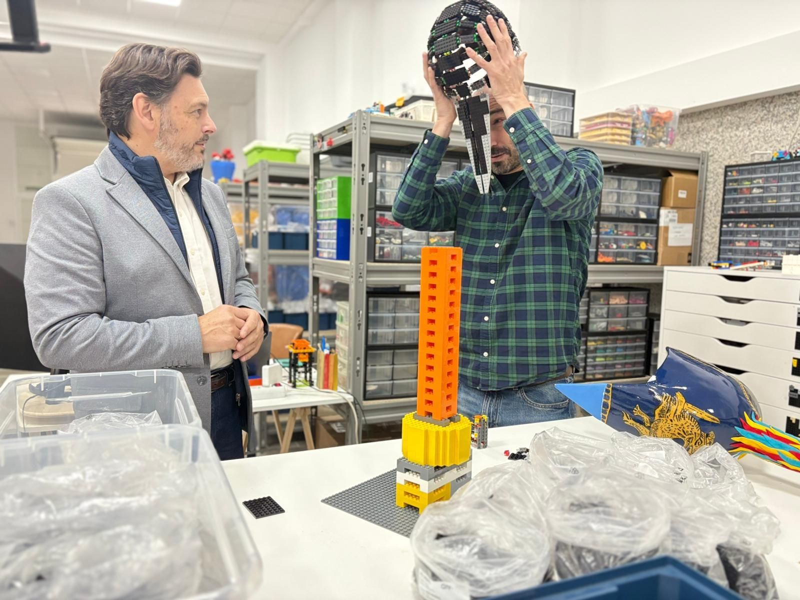 Miranda durante la visita a uno de los emprendedores retornados que han recibido ayudas