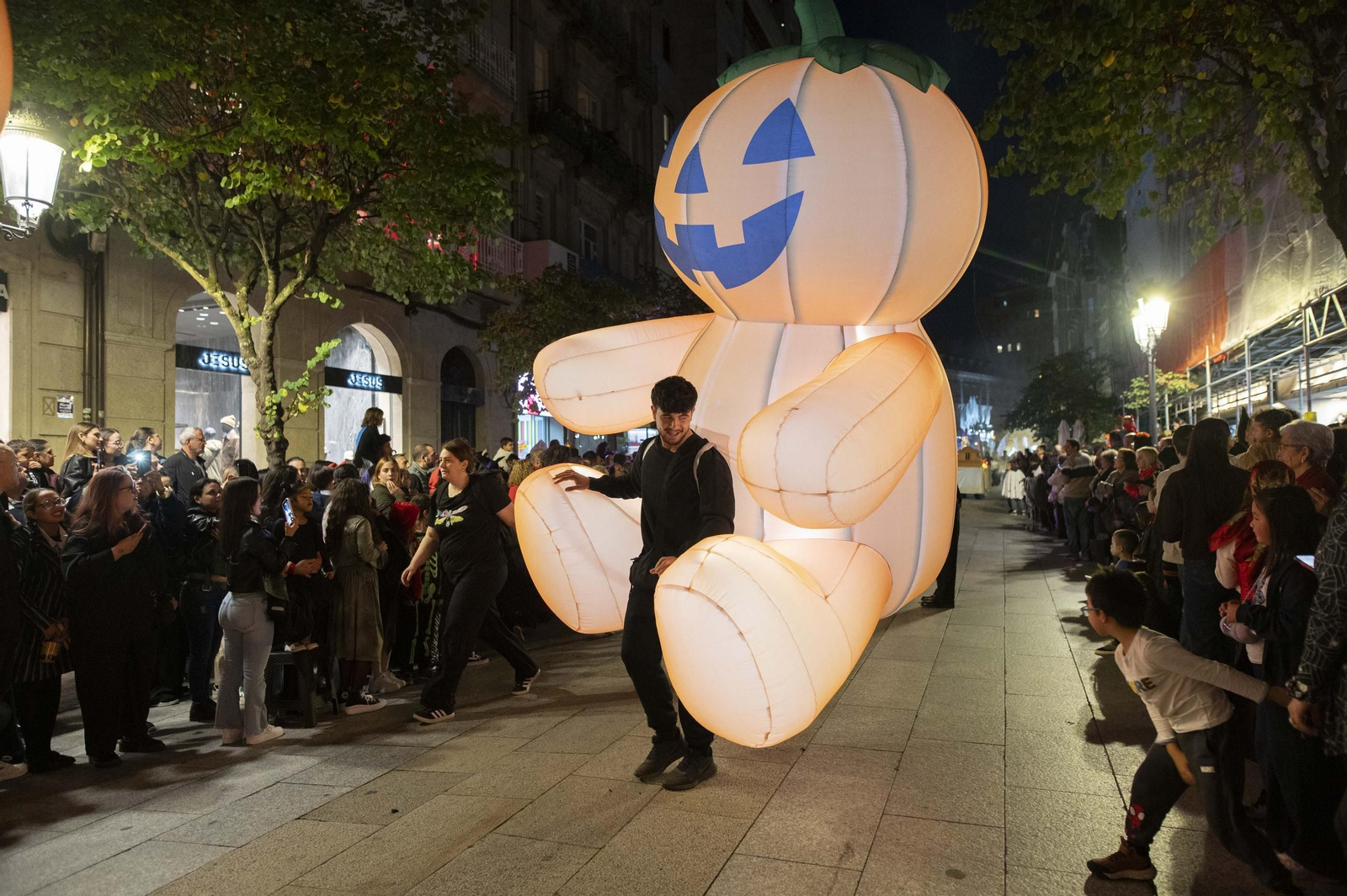 Galería | Ourense se transforma en una ciudad de miedo para celebrar Samaín
