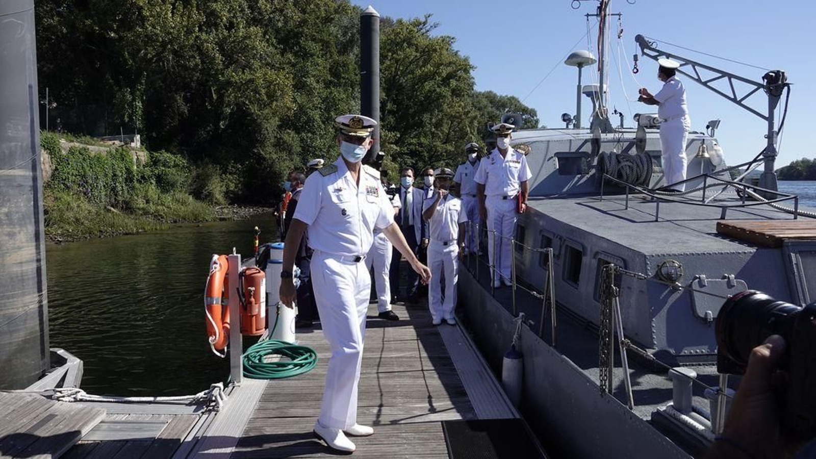 Tui recibe con aplausos al Rey en su visita a Comandancia Naval del Miño // Vicente