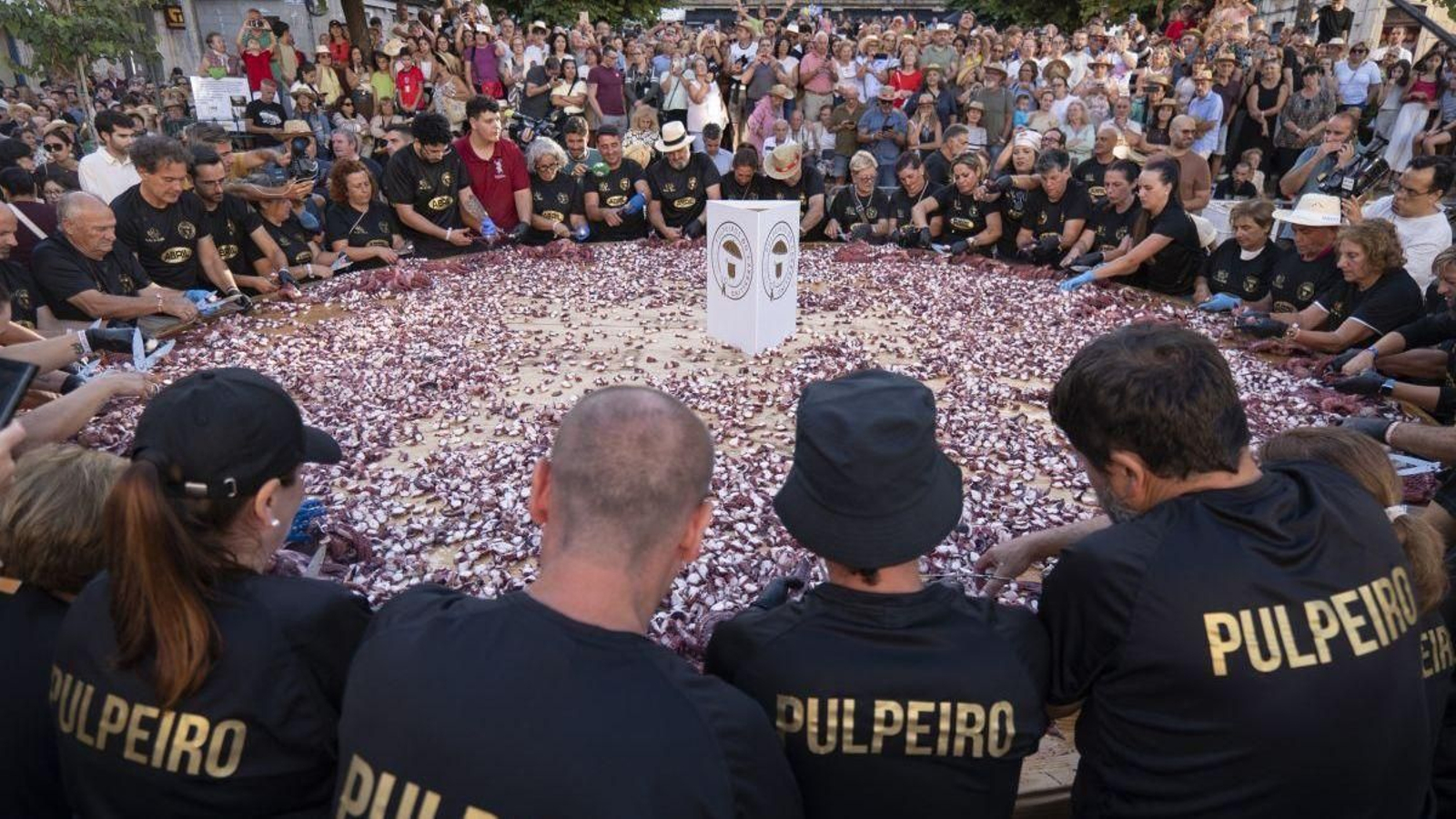 La tapa gigante de pulpo de O Carballiño, este año elaborada con 610 kilos de producto sobre un gran plato de 5,37 metros de diámetro.