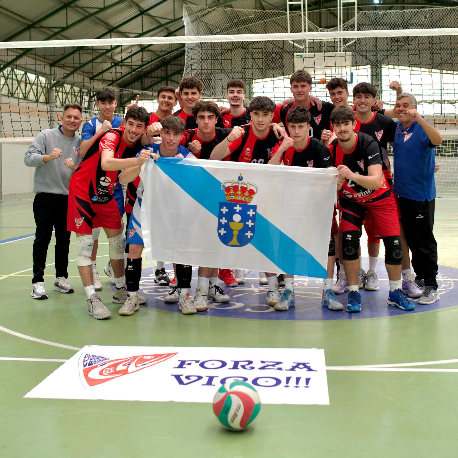 Jugadores y técnicos posan tras conseguir el pase a la final.