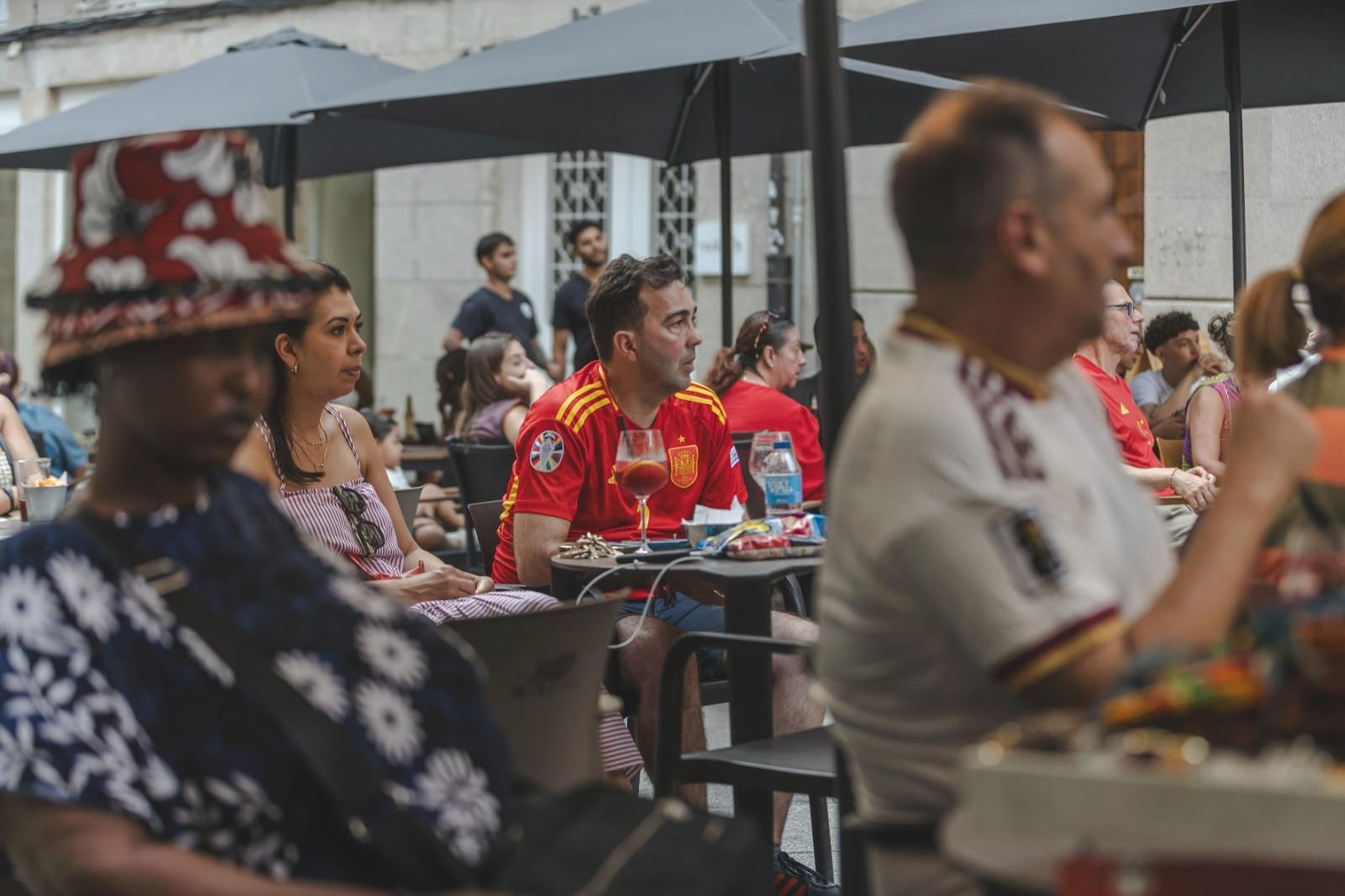 Galería | Camisetas, banderas y las calles de Ourense llenas de emoción por ver a España jugar los cuartos de final, en fotos
