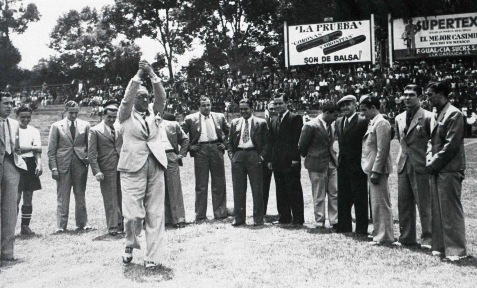 Rossend Calvet alza un trofeo durante la gira mexicana del FC Barcelona en 1937.