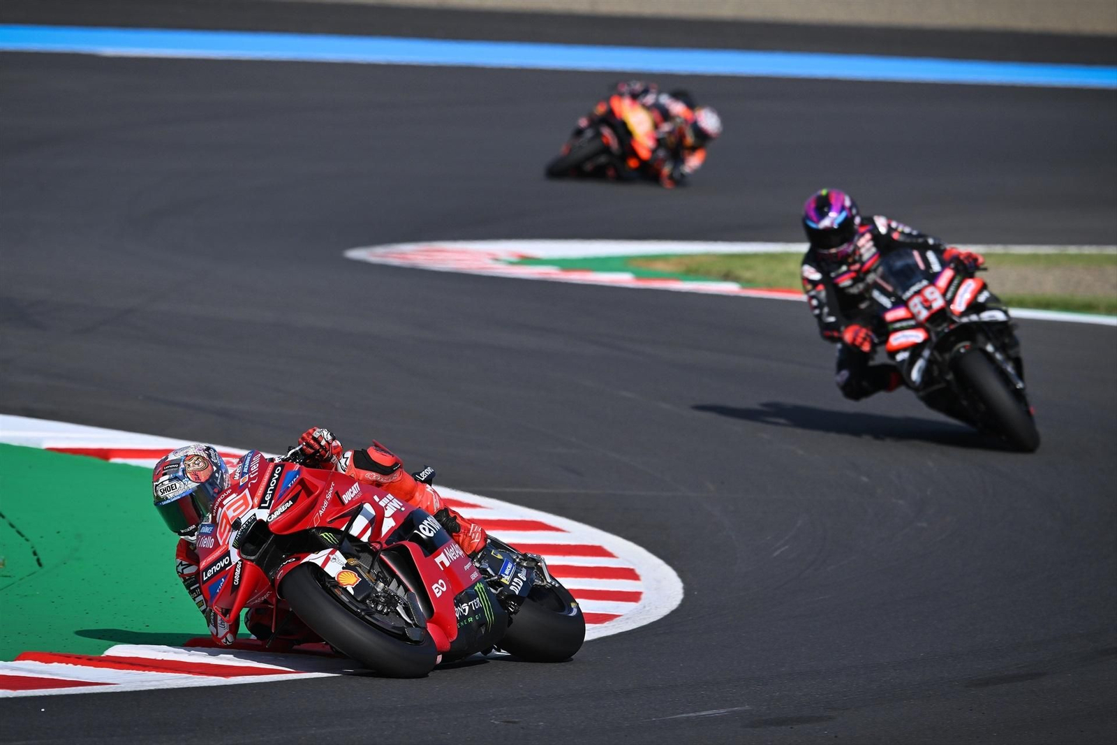 Marc Márquez adelanta a Jorge Martín en el circuito de Motegi.