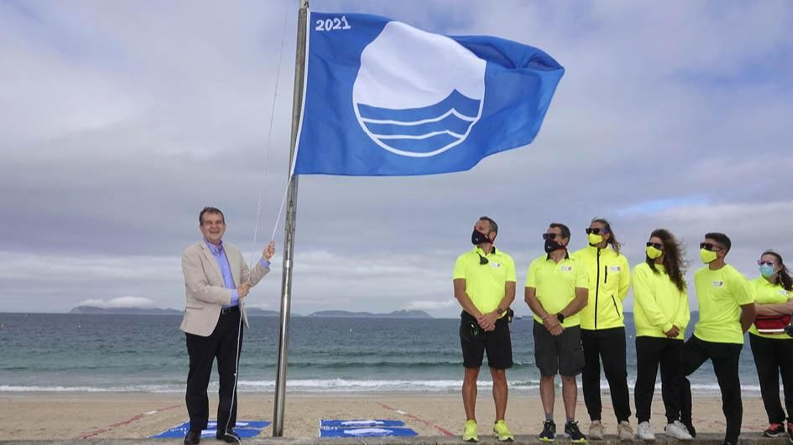 Abel Caballero iza la bandera azul de Samil, en una imagen de archivo.