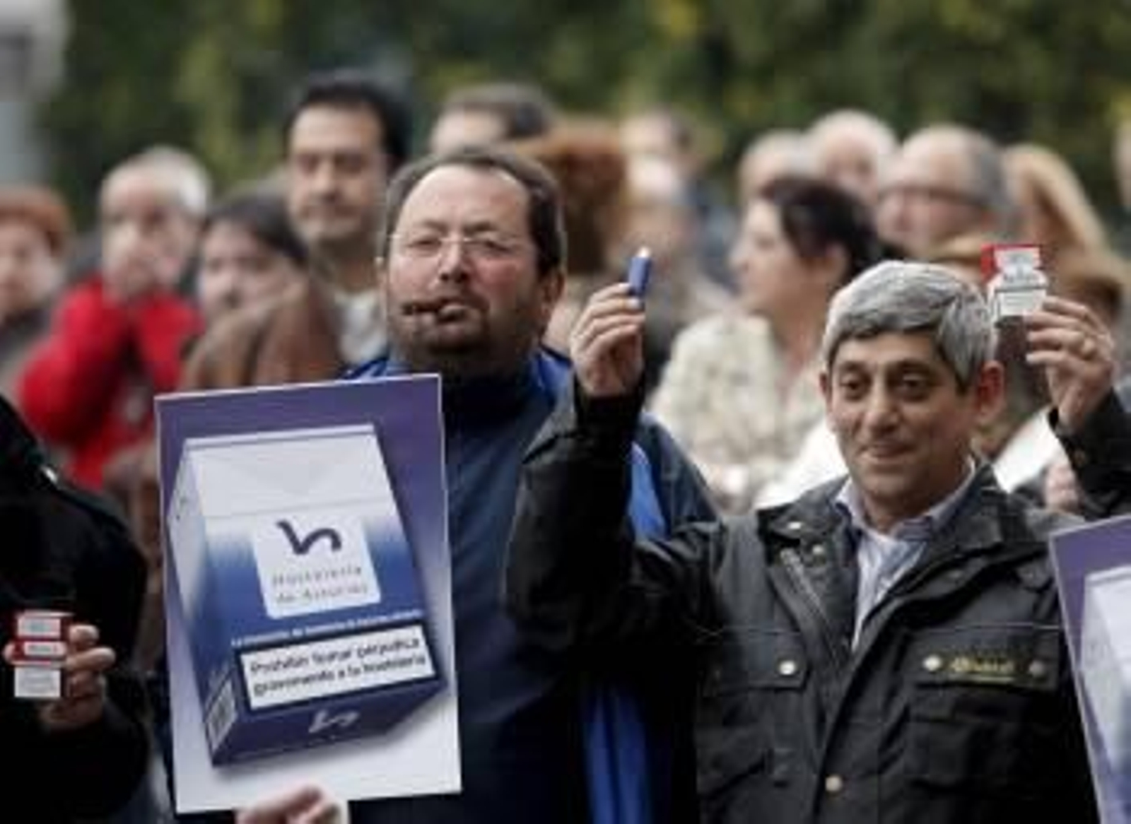 Protesta de hosteleros asturianos en marzo de 2011 contra la ley antitabaco.  (Foto: J.L. CEREIJIDO)