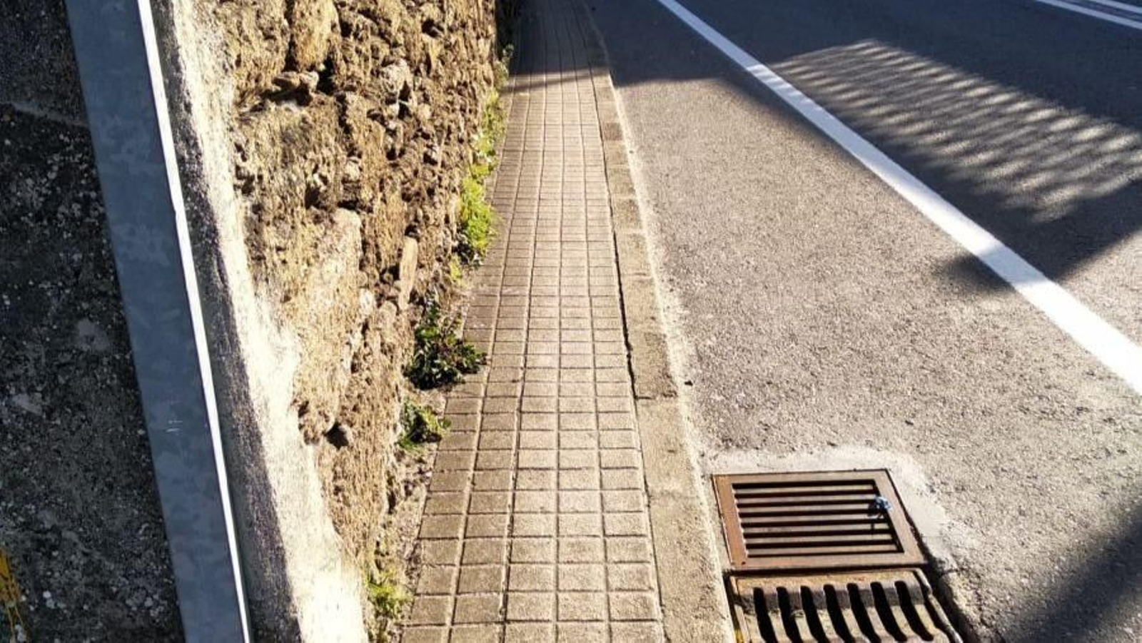 Estado de la acera de la Calle Liberdade.