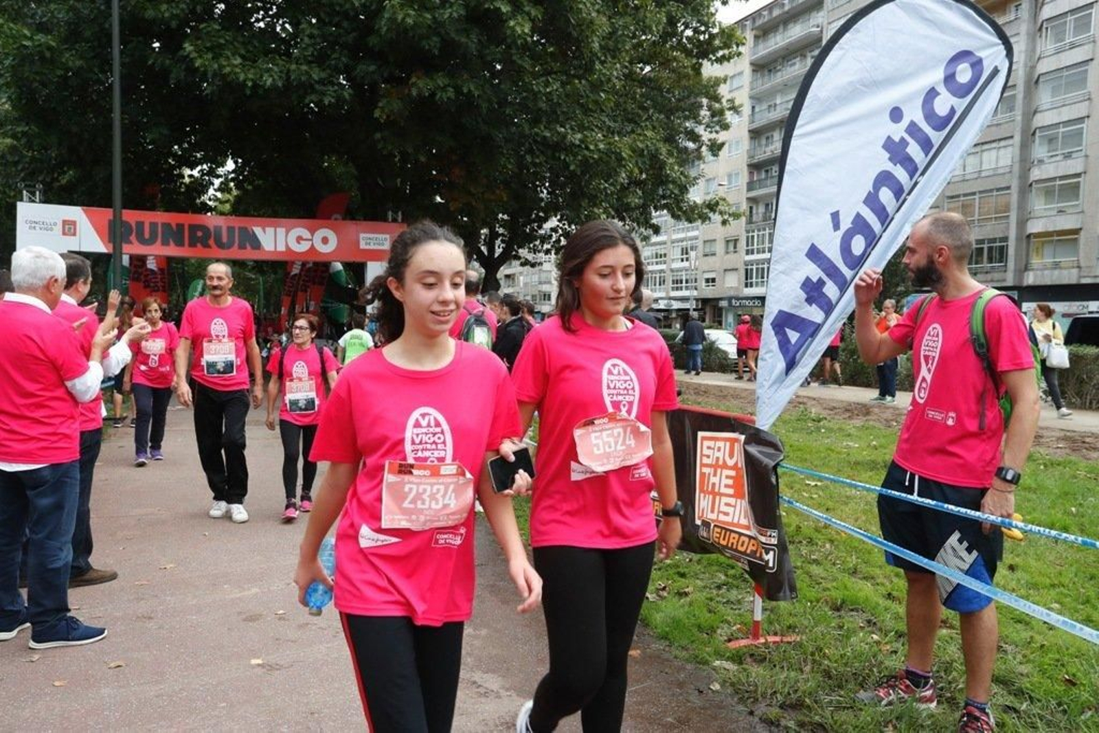 El color rosa abarrotó la Avenida de Castelao - JV Landín 082