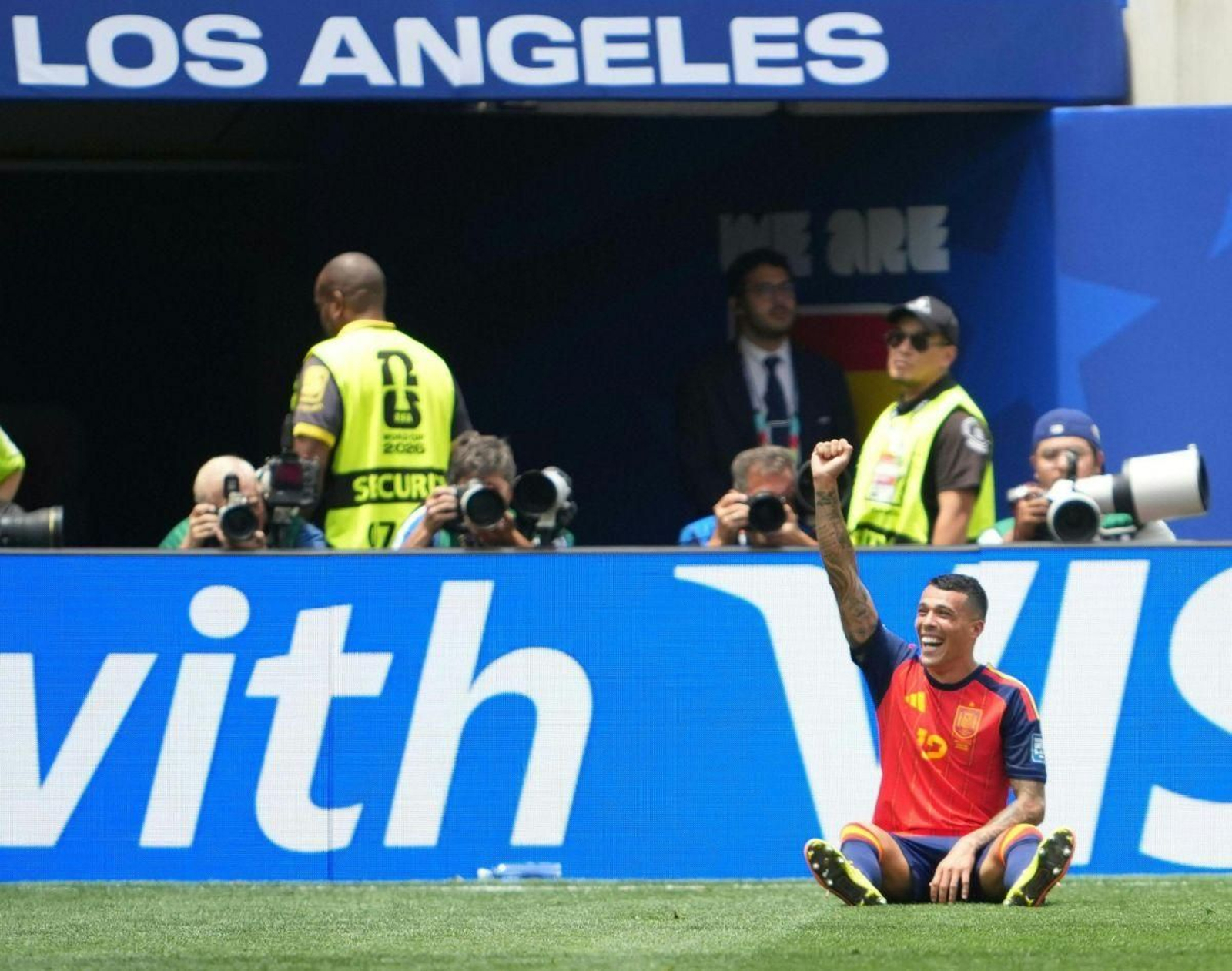 Pedro Porro se estrenó ayer como goleador con España.