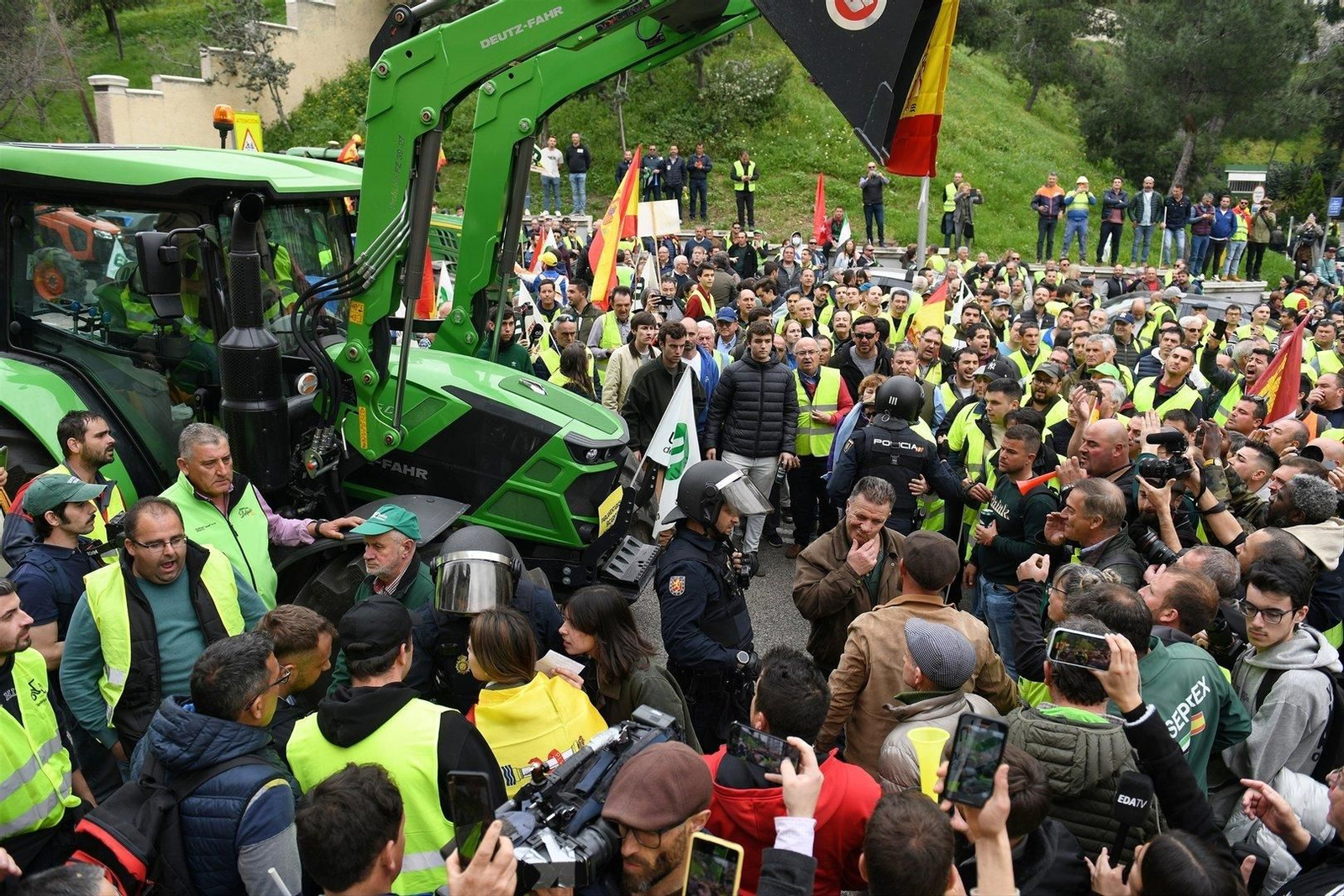 Agricultores y agentes de policía frente el Ministerio de Agricultura.
