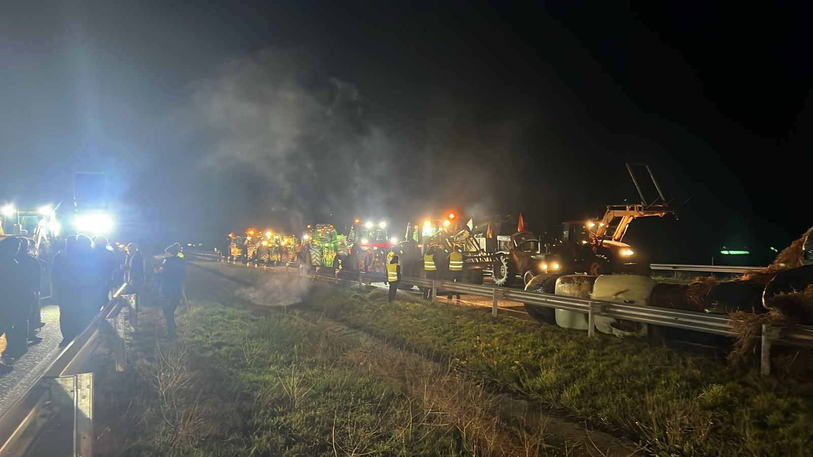 Galería | Las protestas de los tractoristas en la A-52 contra el acuerdo comercial con Mercosur, en imágenes