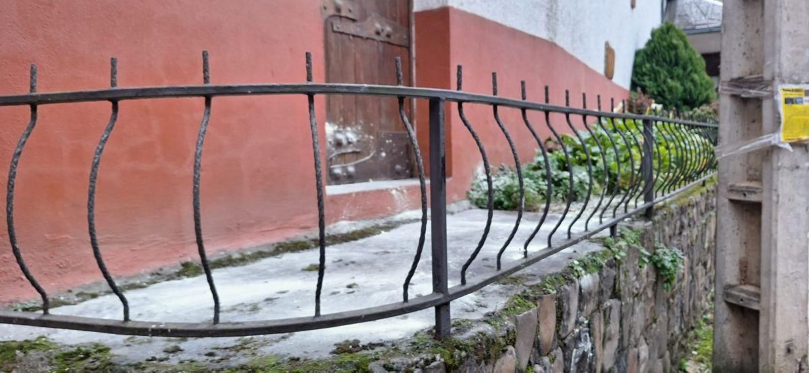 Imagen del azufre esparcido ante la iglesia.