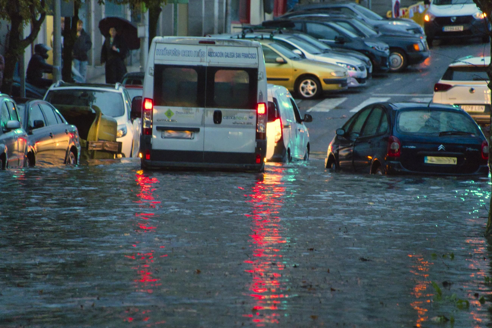 Galería | Calles inundadas y fuerte oleaje en la ría de Vigo por el temporal
