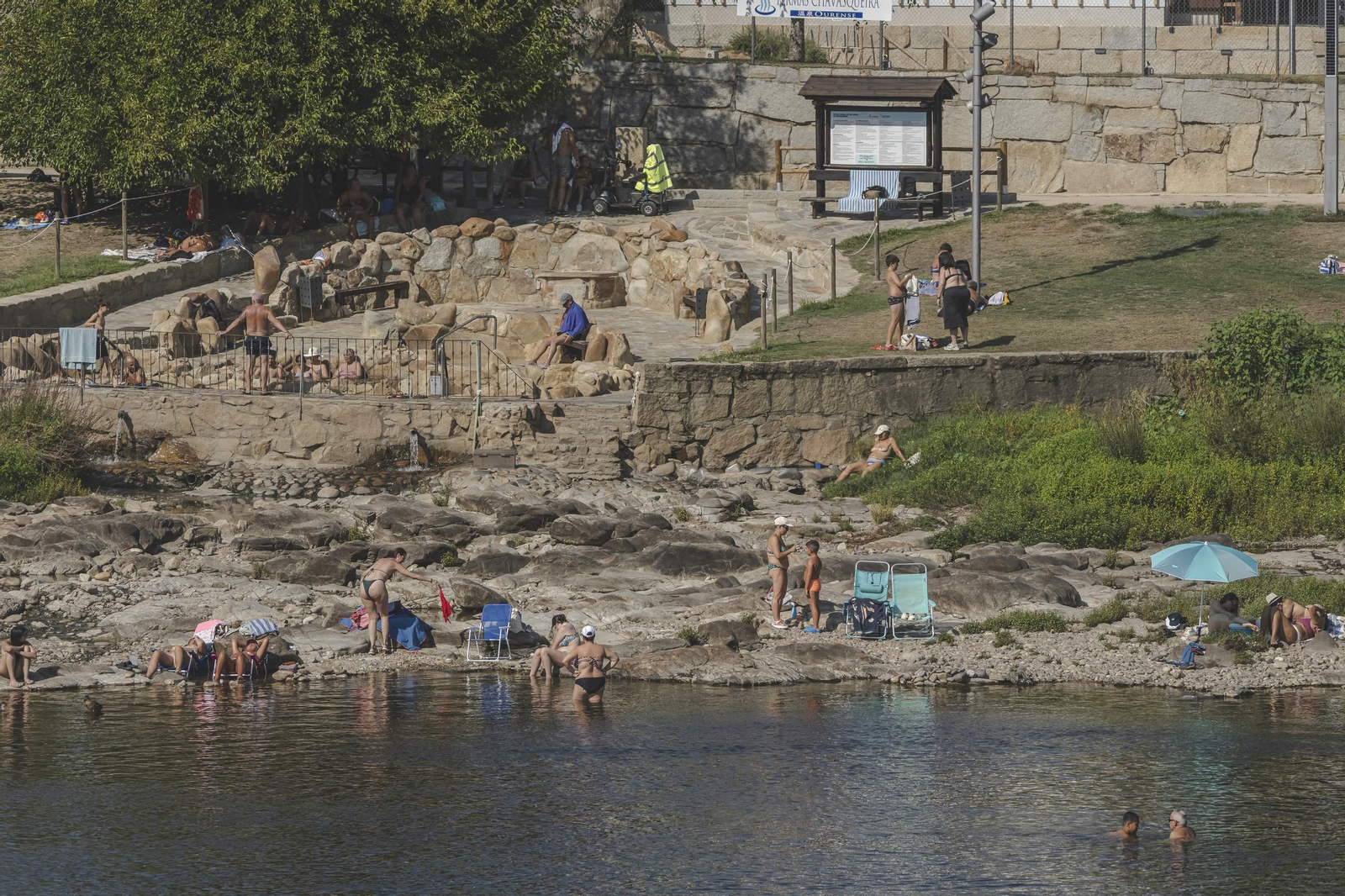 Galería | Los ourensanos combatiendo el calor en una jornada de calor extremo