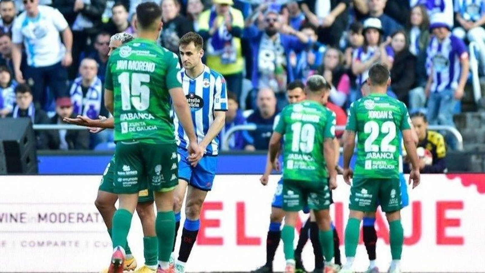 Varios jugadores del Arenteiro, en el partido de Riazor.
