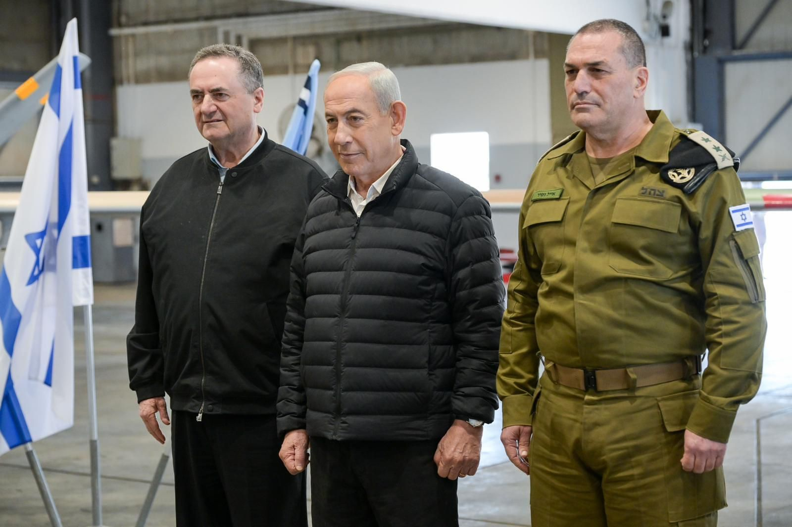 Netanyahu (centro) durante una reunión con responsables militares