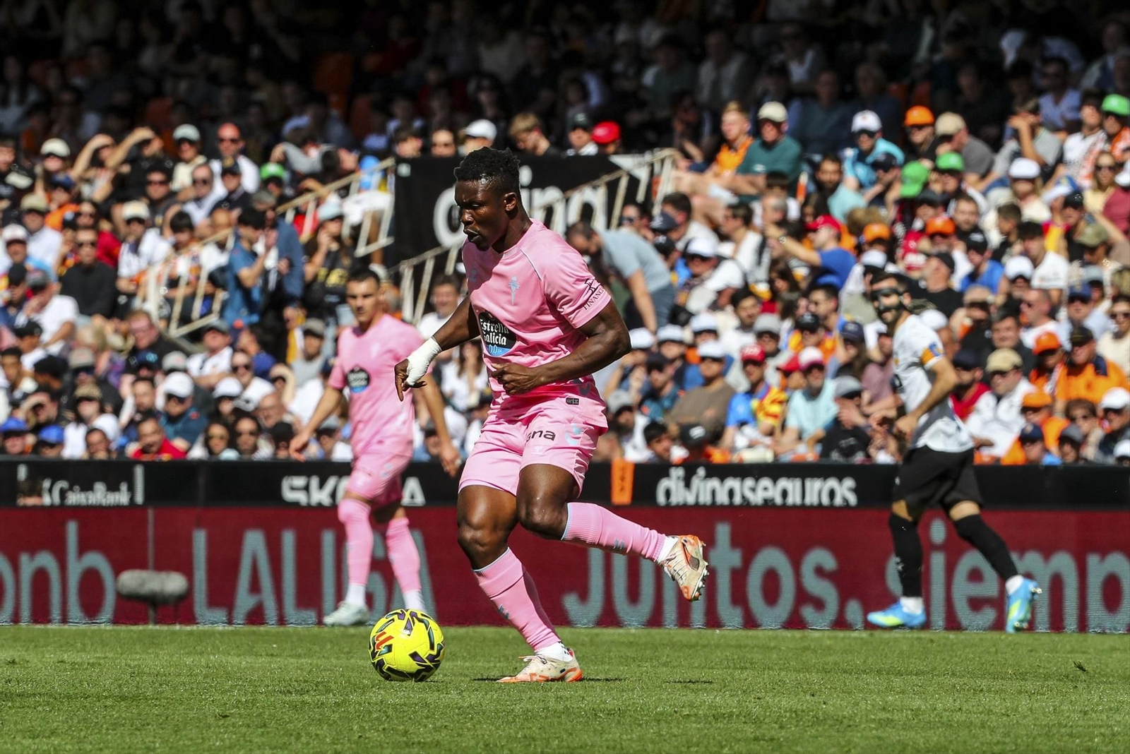 Aidoo controla el balón.