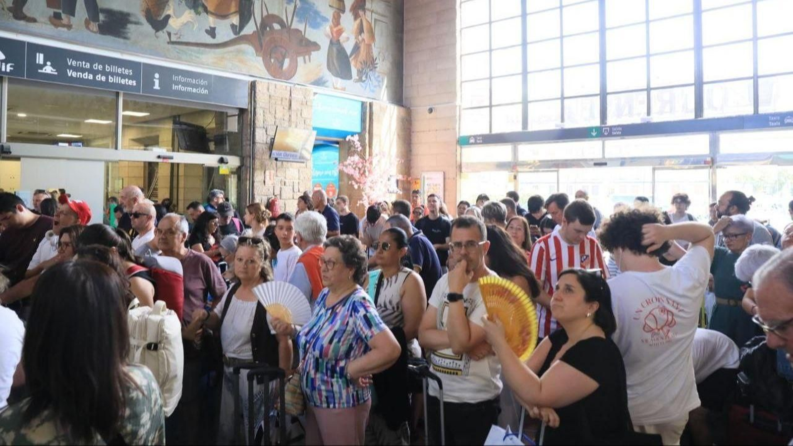 Caos ayer y viajeros agolpados en la estación de tren de Ourense.
