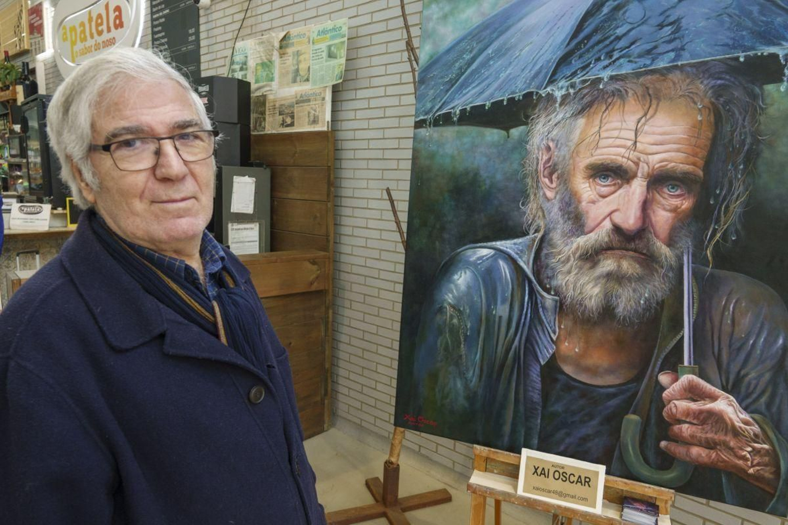 El artista Xai Óscar, afincado en Vigo, junto a su última obra, "Soledad bajo la lluvia".