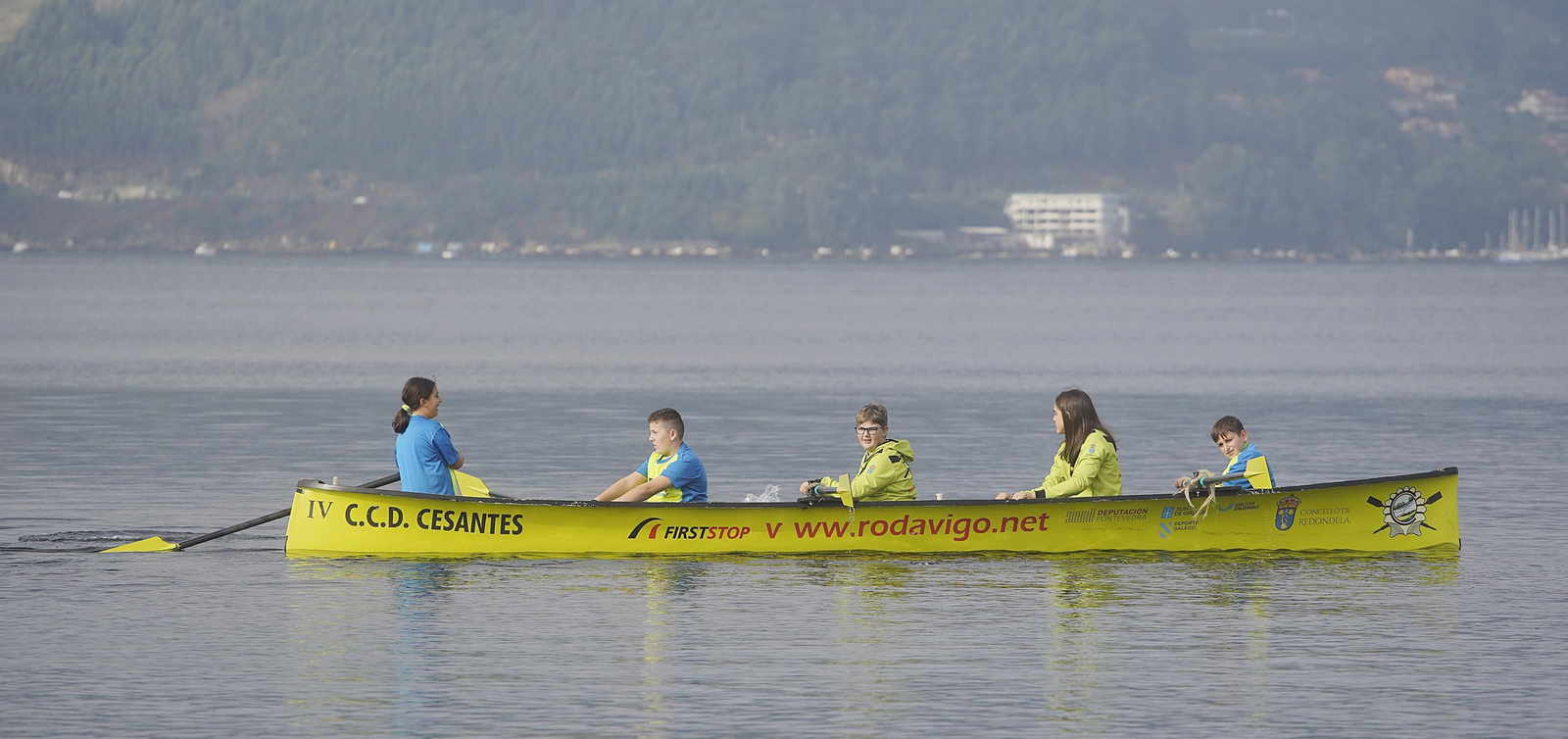 Participantes en la sesión de remo de +Deporte Atlántico en Cesantes.