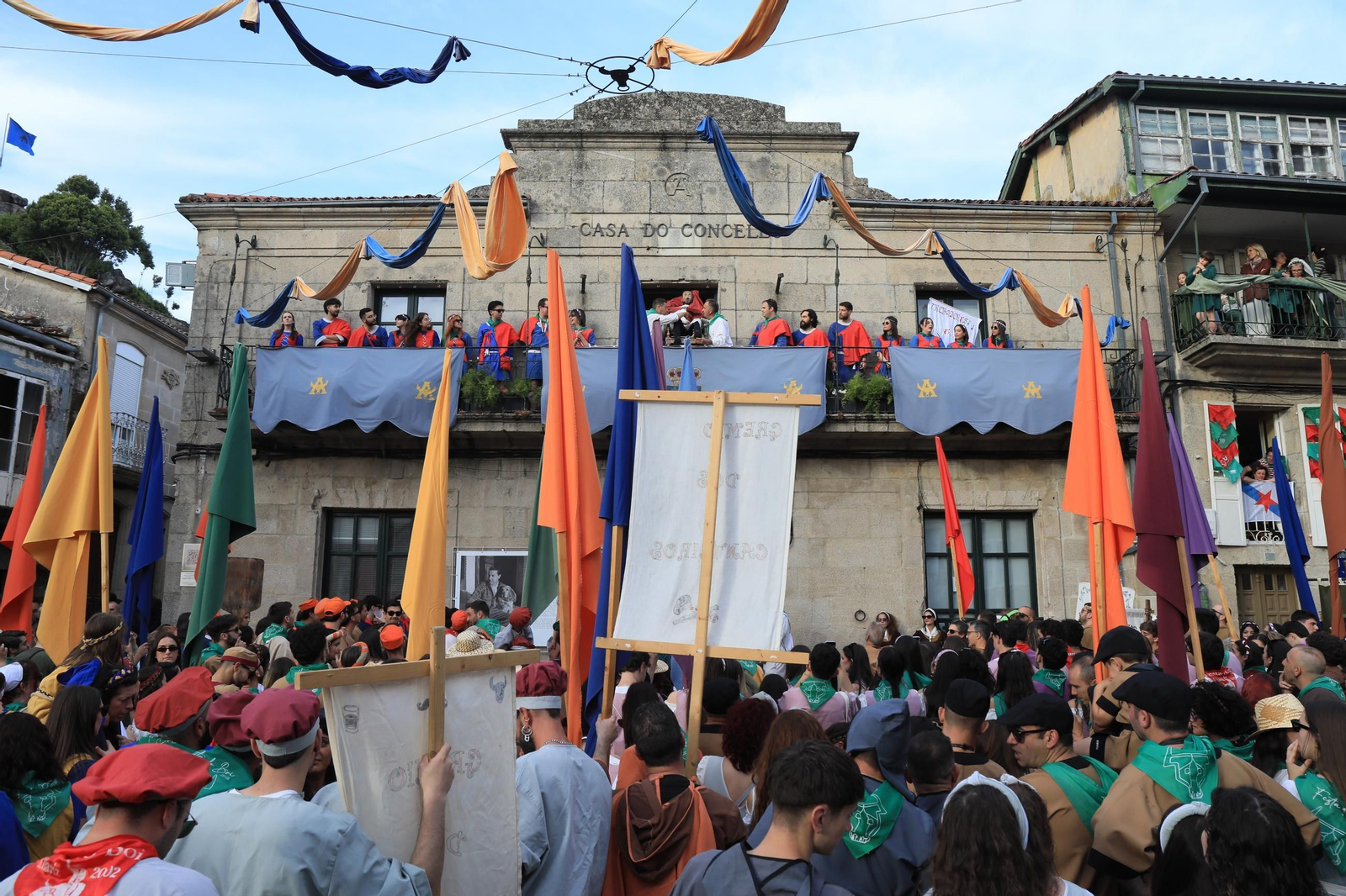 Galería |  Allariz disfruta con  la recreación de la bandera con “Zes Pereiras” y “De Pé Feito” en las Festas do Boi