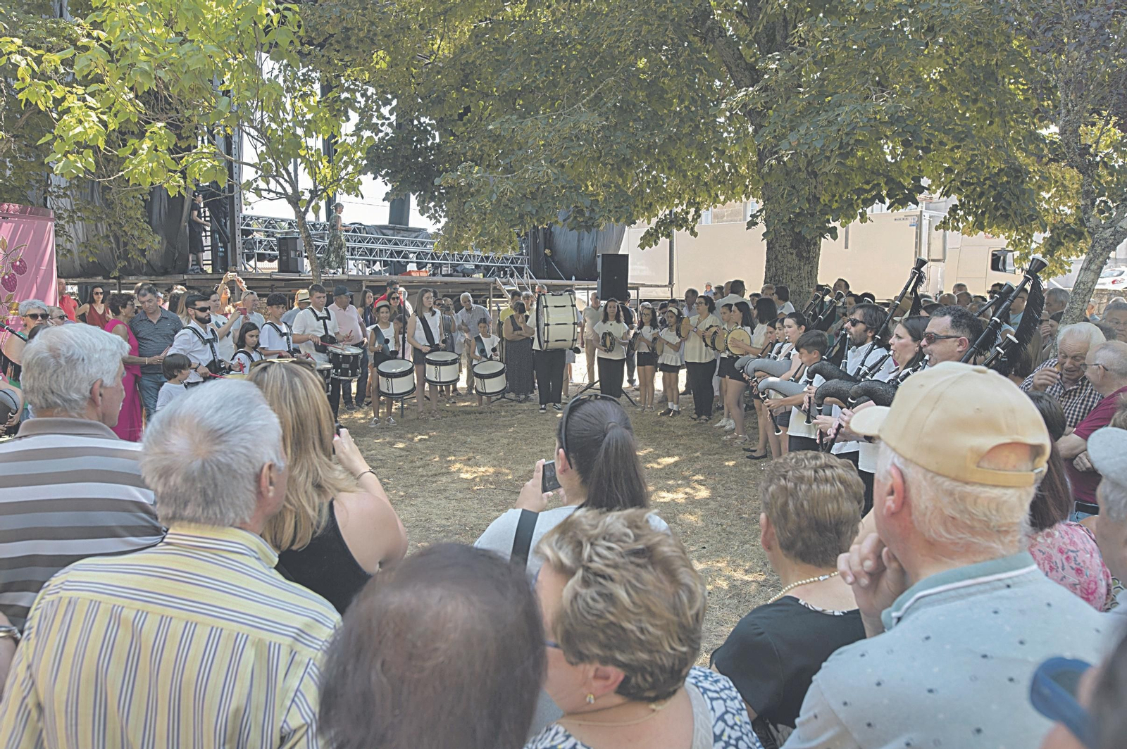Grupos de música tradicional amenizan el día grande de Cea.