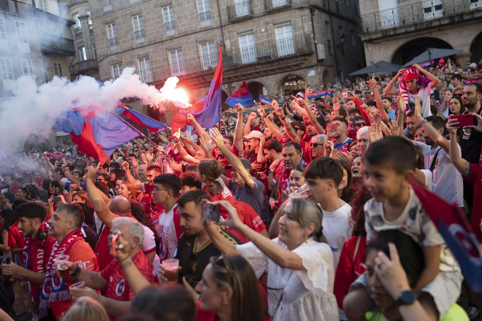 Galería | La aplaudida acogida de los unionistas a la UD Ourense contrasta con la pitada a Jácome en la Plaza Mayor, en fotos