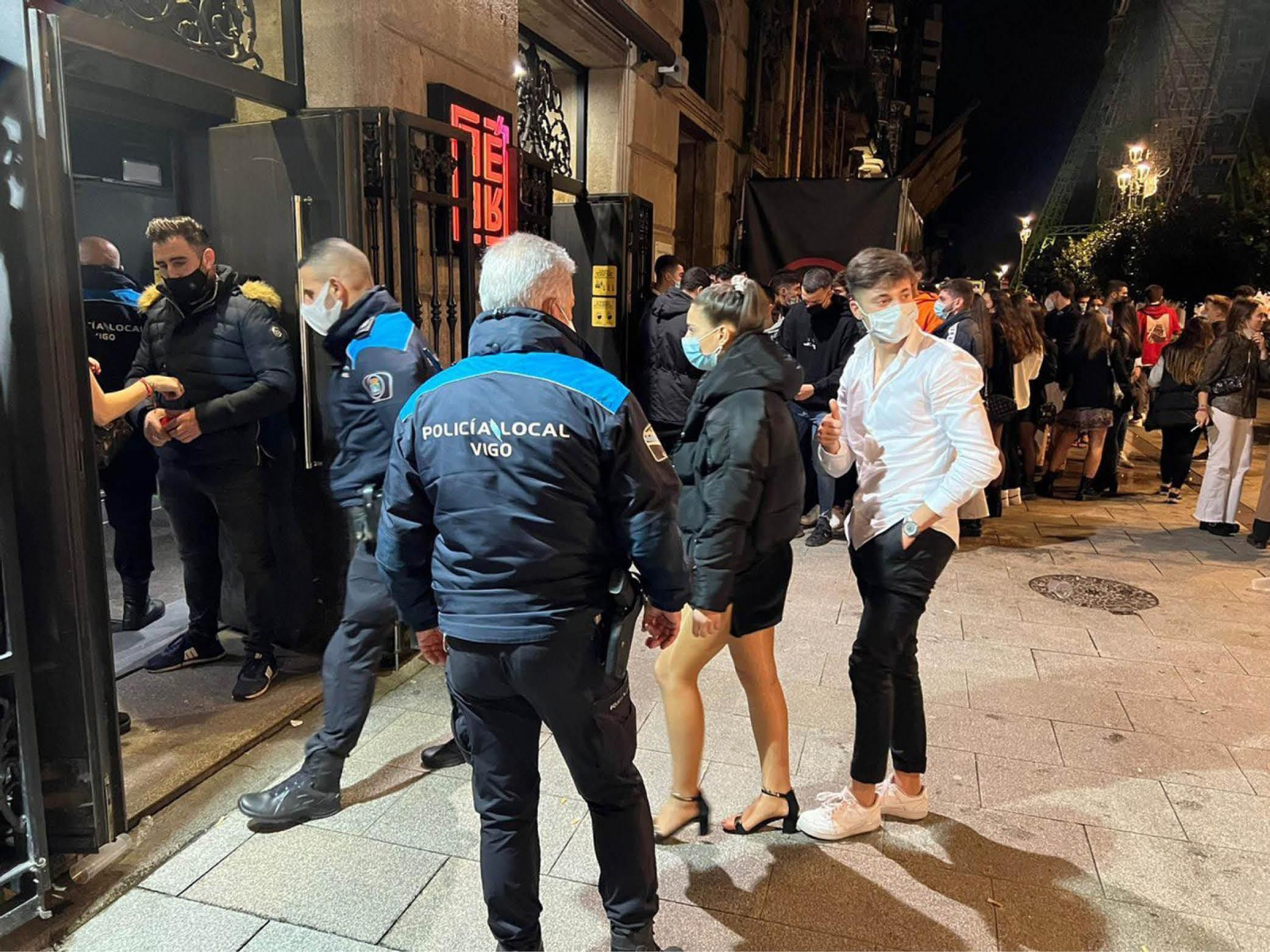 Jóvenes entrando en una conocida discoteca viguesa supervisados por la Policía.