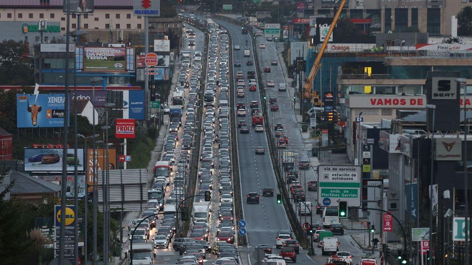 Retenciones en la Avenida de Madrid a causa de un accidente en la A-55. // Alberte