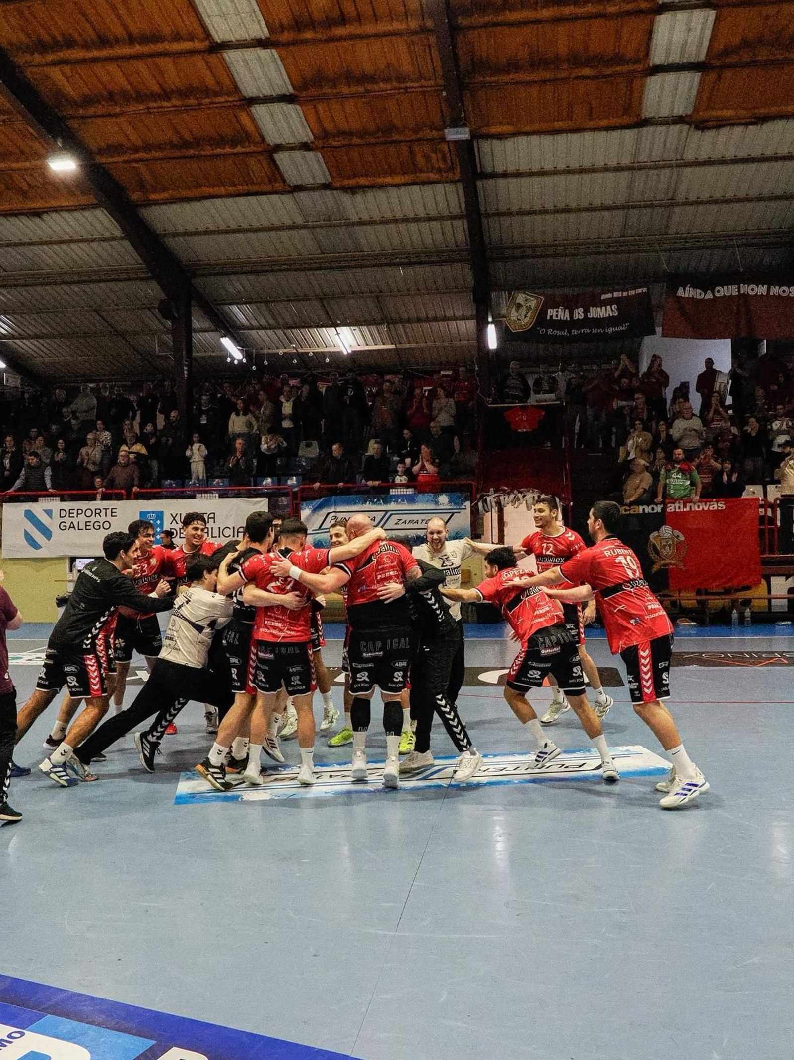 Los jugadores celebran en el Municipal de O Rosal.