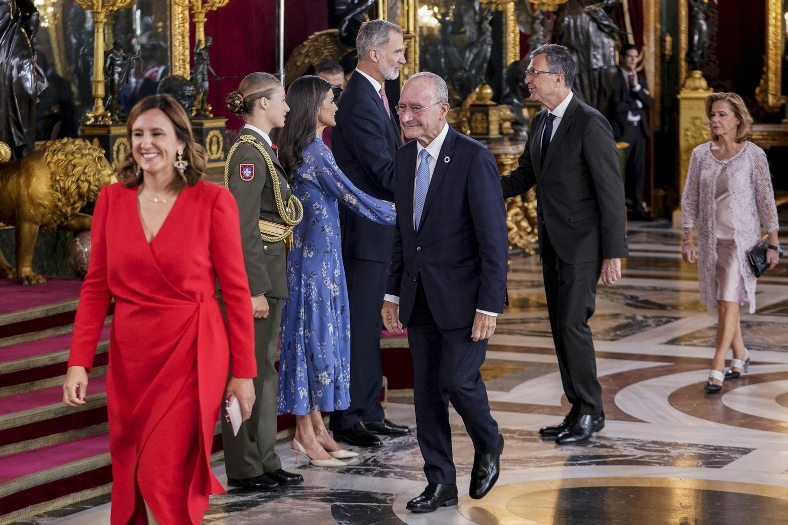 El alcalde de Málaga, Francisco de la Torre (c), a su llegada a una recepción con motivo del Día de la Fiesta Nacional de España.